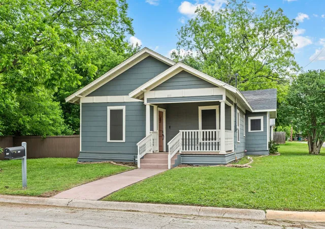 Photo 1 of Single family home for sale at 800 N Clements St, Gainesville, TX 76240 | MLS# 21254073 | Listing updated on 2026-10-02