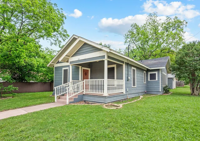 Photo 2 of Single family home for sale at 800 N Clements St, Gainesville, TX 76240 | MLS# 21254073 | Listing updated on 2026-10-02
