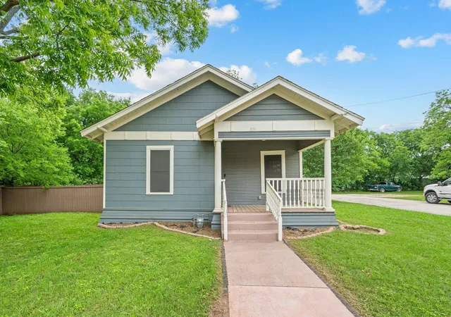 Photo 3 of Single family home for sale at 800 N Clements St, Gainesville, TX 76240 | MLS# 21254073 | Listing updated on 2026-10-02