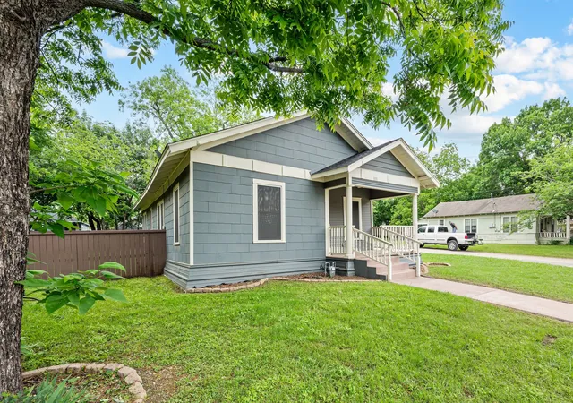 Photo 3 of Single family home for sale at 800 N Clements St, Gainesville, TX 76240 | MLS# 21254073 | Listing updated on 2026-10-02