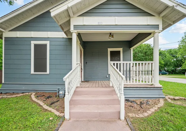 Photo 4 of Single family home for sale at 800 N Clements St, Gainesville, TX 76240 | MLS# 21254073 | Listing updated on 2026-10-02