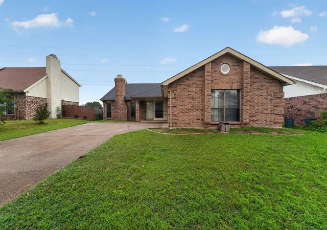 Photo 2 of Sale Pending at 5209 Nocona Ln, Arlington, TX 76018 | MLS# 21217083 | Listing updated on 2026-07-07