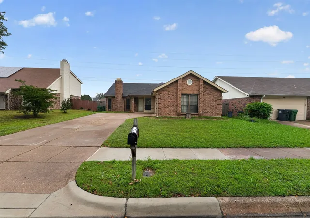 Photo 3 of Sale Pending at 5209 Nocona Ln, Arlington, TX 76018 | MLS# 21217083 | Listing updated on 2026-07-07
