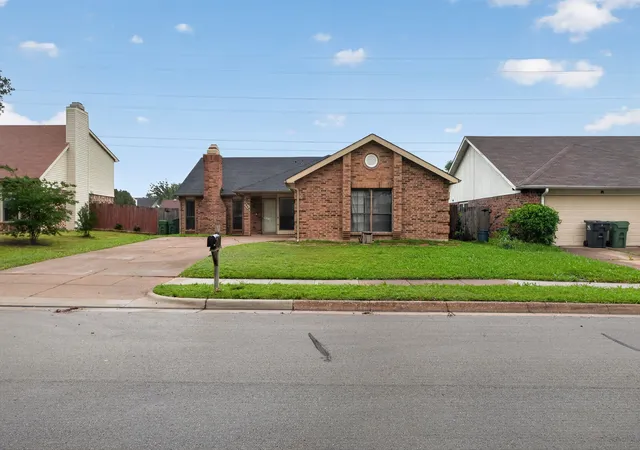 Photo 3 of Sale Pending at 5209 Nocona Ln, Arlington, TX 76018 | MLS# 21217083 | Listing updated on 2026-07-07