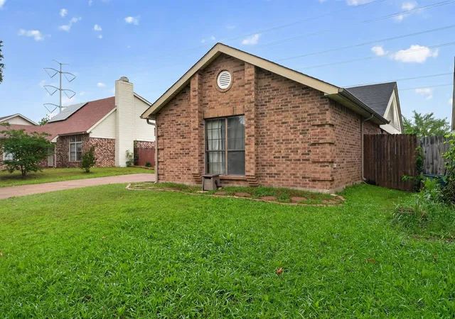 Photo 4 of Sale Pending at 5209 Nocona Ln, Arlington, TX 76018 | MLS# 21217083 | Listing updated on 2026-07-07