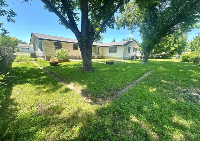 Homes for sale in Comanche, TX | 308 Sunset Dr, Comanche, TX 76442 | MLS# 21254208