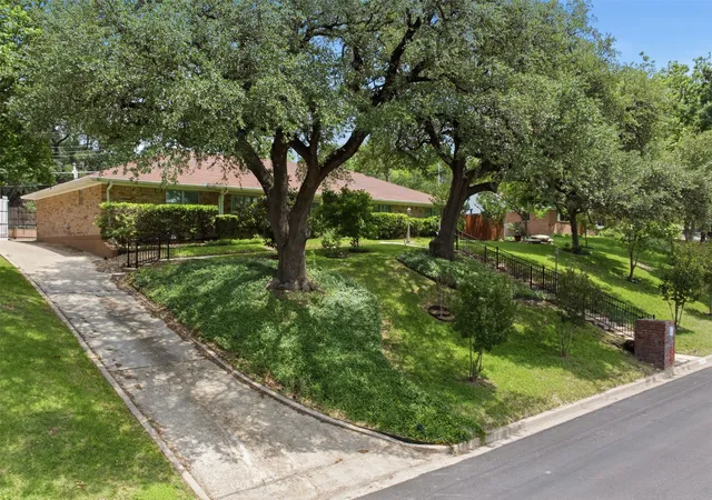 Homes for sale in Woodway, TX | 1209 Southwood Dr, Woodway, TX 76712 | MLS# 21252885
