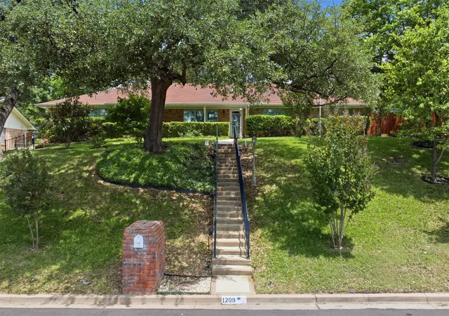 Homes for sale in Woodway, TX | 1209 Southwood Dr, Woodway, TX 76712 | MLS# 21252885