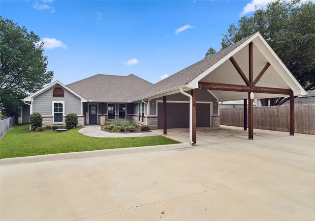 Photo 1 of Single family home for sale at 4511 Wildwood Cir, Granbury, TX 76049 | MLS# 21252946 | Listing updated on 2026-08-24