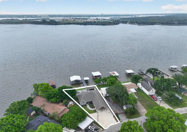 Photo 2 of Single family home for sale at 4511 Wildwood Cir, Granbury, TX 76049 | MLS# 21252946 | Listing updated on 2026-08-24