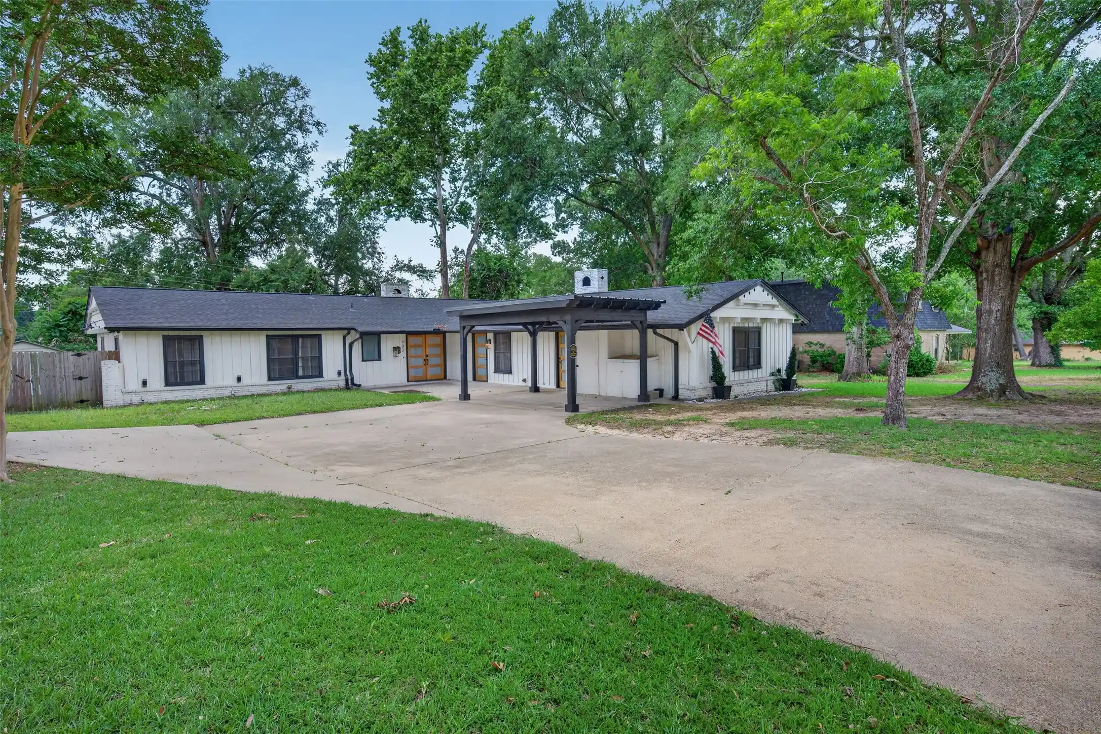 Single family home for sale at 902 Ward Ln, Athens, TX 75751 | MLS# 21254767