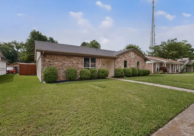 Photo 2 of Sale Pending at 949 Meadowdale Cir, Garland, TX 75043 | MLS# 21251968 | Listing updated on 2026-07-28