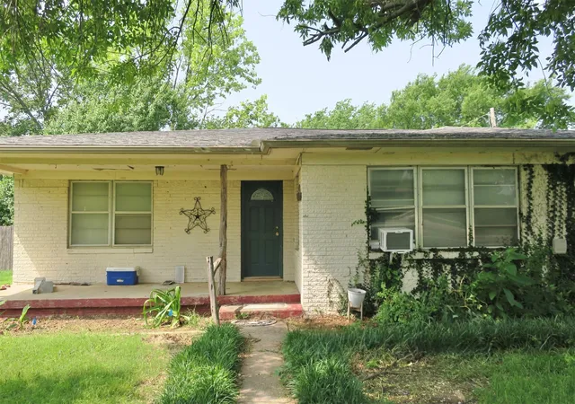 Photo 2 of Single family home for sale at 1689 N Hwy 81 N, Bowie, TX 76230 | MLS# 21220587 | Listing updated on 2026-07-07