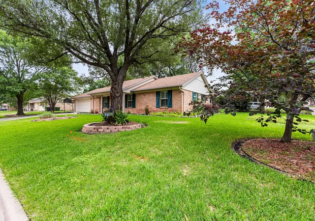 Photo 3 of Sale Pending at 7100 Canterbury Dr, Waco, TX 76712 | MLS# 21254475 | Listing updated on 2026-07-23