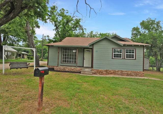 Homes for sale in De Leon, TX | 433 W Hampton Ave, De Leon, TX 76444 | MLS# 21255071