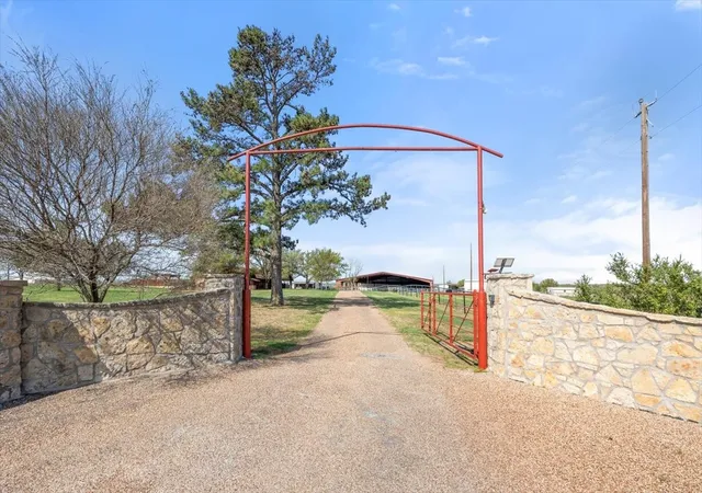 Homes for sale in Springtown, TX | 911 Mcvoid Rd, Springtown, TX 76082 | MLS# 21255037