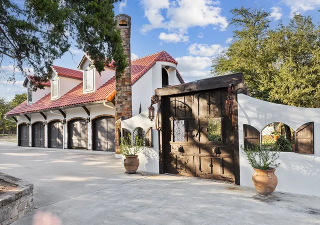 Photo 3 of Mansion for sale at 1900 Shady Oaks Dr, Southlake, TX 76092 | MLS# 21253825 | Listing updated on 2026-07-22