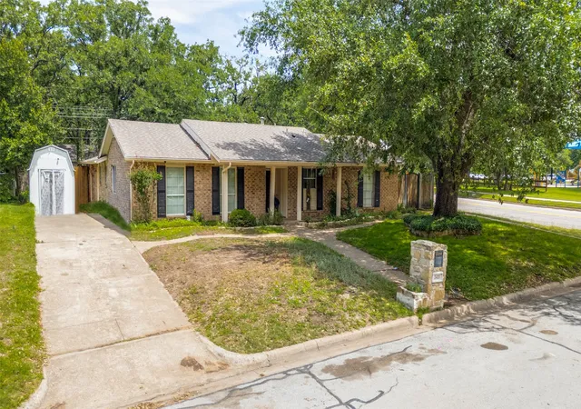 Photo 2 of Single family home for sale at 3401 Hampshire Dr, Arlington, TX 76013 | MLS# 21255265 | Listing updated on 2026-09-19