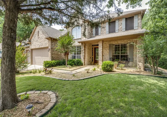 Photo 3 of Single family home for sale at 111 Red Bluff Dr, Lake Dallas, TX 75065 | MLS# 21253465 | Listing updated on 2026-08-28