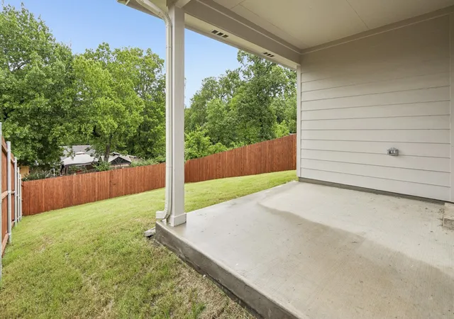 Photo 4 of Single family home for sale at 921 Jefferson Wy, Sherman, TX 75090 | MLS# 21255296 | Listing updated on 2026-10-01