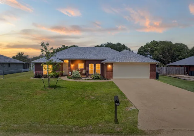 Homes for sale in Woodway, TX | 578 Elmwood Dr, Woodway, TX 76712 | MLS# 21252257