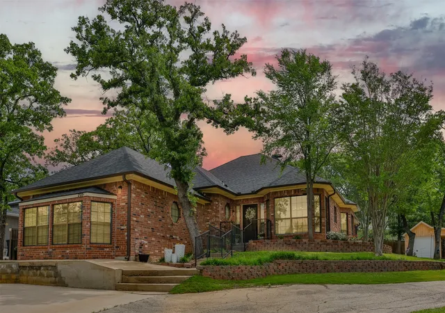 Homes for sale in Gainesville, TX | 205 Kiowa Dr E, Gainesville, TX 76240 | MLS# 21251878