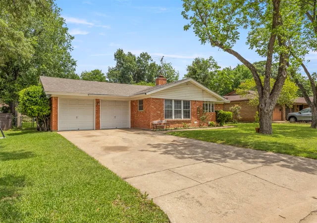 Photo 2 of Single family home for sale at 1021 Blue Lake, Fort Worth, TX 76103 | MLS# 21255306 | Listing updated on 2026-07-08