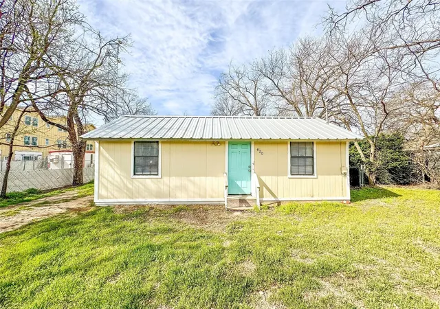 Photo 1 of Single family home for sale at 420 S Lillian St, Stephenville, TX 76401 | MLS# 21254785 | Listing updated on 2026-09-24