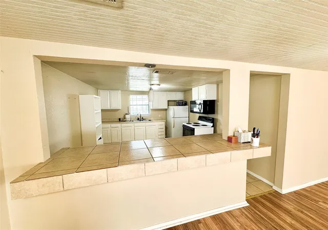 Photo 4 of Single family home for sale at 420 S Lillian St, Stephenville, TX 76401 | MLS# 21254785 | Listing updated on 2026-09-24