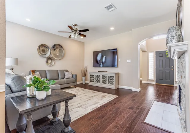 Photo 3 of Sale Pending at 3909 Rolling Hills Dr, Plano, TX 75025 | MLS# 21197460 | Listing updated on 2026-05-13