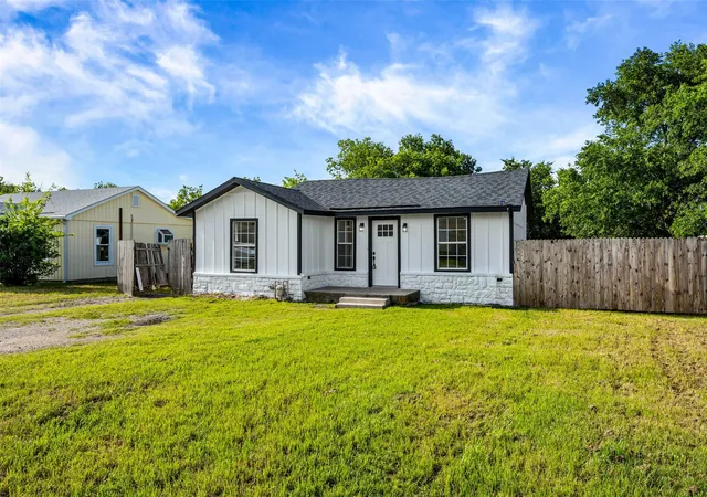 Photo 2 of Single family home for sale at 5225 Urbanview St, Fort Worth, TX 76114 | MLS# 21254206 | Listing updated on 2026-10-04
