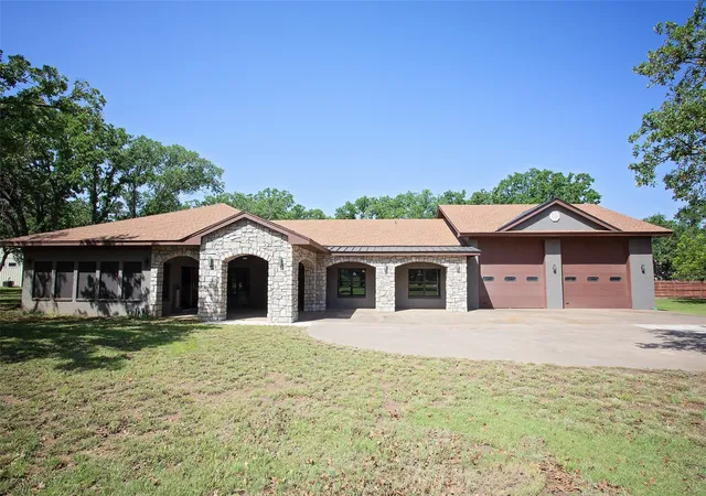 Photo 2 of Single family home for sale at 162 Eastledge Dr, Graham, TX 76450 | MLS# 21246761 | Listing updated on 2026-08-27