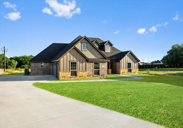 Photo 3 of Sale Pending at 1045 Uplift Dr, Weatherford, TX 76087 | MLS# 21255658 | Listing updated on 2026-07-17