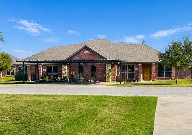 Listing Photo 4 - Condo for sale in building located at 155 Gibson Ln, Weatherford, TX 76088 - Unit #155 - 169 Odd Numbers