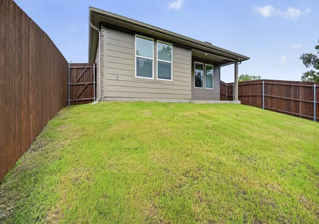 Photo 3 of Single family home for sale at 909 Jefferson Wy, Sherman, TX 75090 | MLS# 21255723 | Listing updated on 2026-10-01