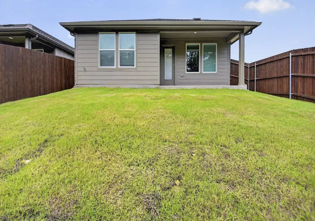 Photo 4 of Single family home for sale at 909 Jefferson Wy, Sherman, TX 75090 | MLS# 21255723 | Listing updated on 2026-10-01