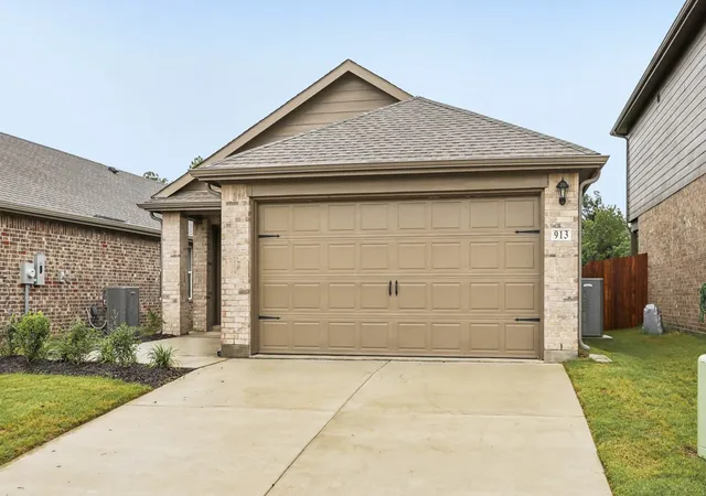 Photo 2 of Single family home for sale at 913 Jefferson Wy, Sherman, TX 75090 | MLS# 21255805 | Listing updated on 2026-10-01