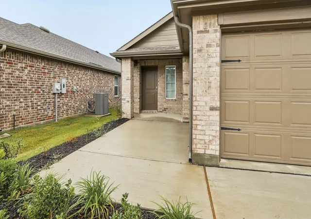 Photo 4 of Single family home for sale at 913 Jefferson Wy, Sherman, TX 75090 | MLS# 21255805 | Listing updated on 2026-10-01