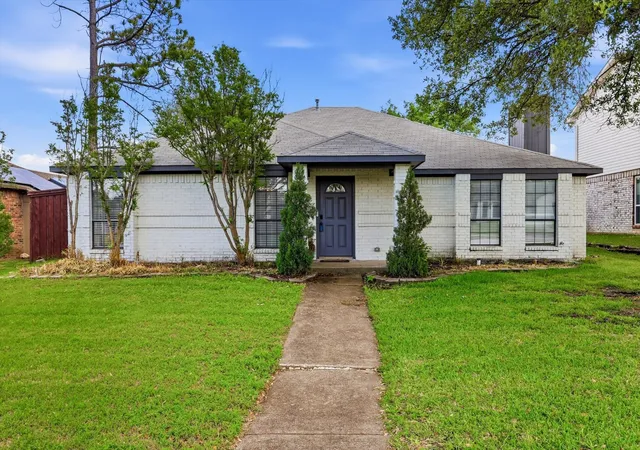 Photo 2 of Sale Pending at 1810 Apache Trl, Mesquite, TX 75149 | MLS# 21255590 | Listing updated on 2026-08-19