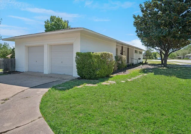 Homes for sale in Rockwall, TX | 202 Joe White St, Rockwall, TX 75087 | MLS# 21255259