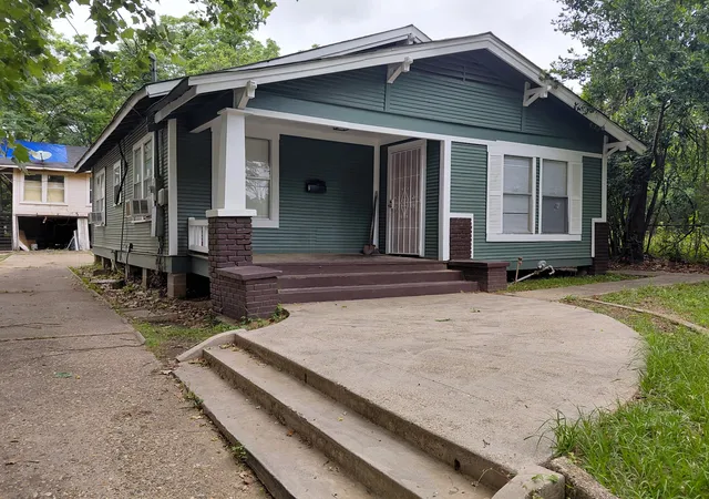 Single family home for sale at 2610 Emery St, Shreveport, LA 71103 | MLS# 21228424