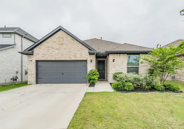 Photo 2 of Single family home for sale at 601 Bethpage Dr, Red Oak, TX 75154 | MLS# 21254975 | Listing updated on 2026-08-29