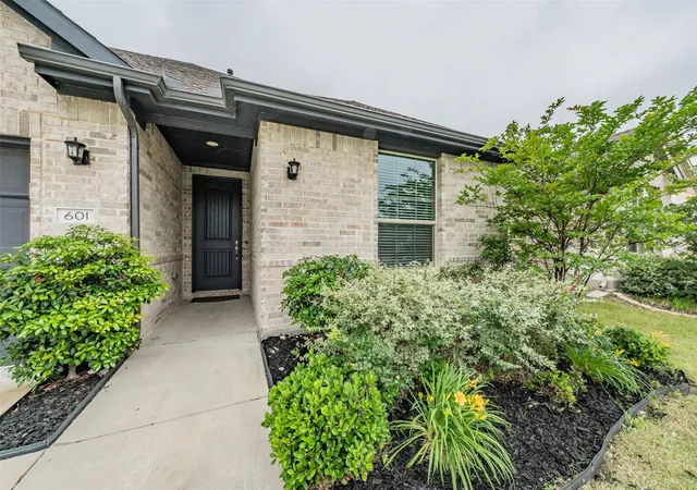 Photo 3 of Single family home for sale at 601 Bethpage Dr, Red Oak, TX 75154 | MLS# 21254975 | Listing updated on 2026-08-29