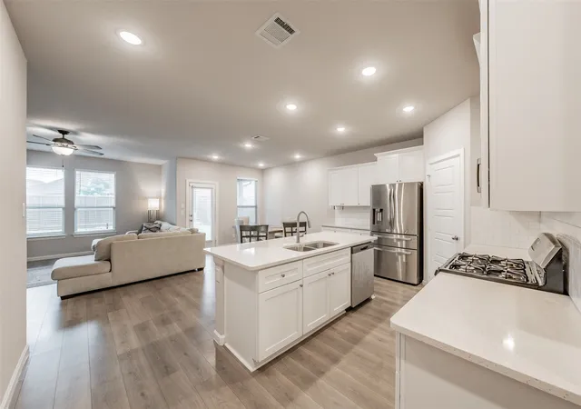 Photo 3 of Single family home for sale at 601 Bethpage Dr, Red Oak, TX 75154 | MLS# 21254975 | Listing updated on 2026-08-29