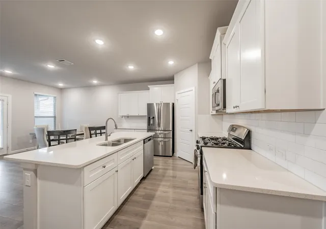 Photo 4 of Single family home for sale at 601 Bethpage Dr, Red Oak, TX 75154 | MLS# 21254975 | Listing updated on 2026-08-29