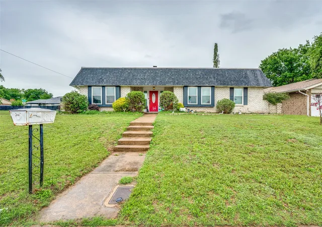 Homes for sale in Fort Worth, TX | 1616 Country Manor Rd, Fort Worth, TX 76134 | MLS# 21255302
