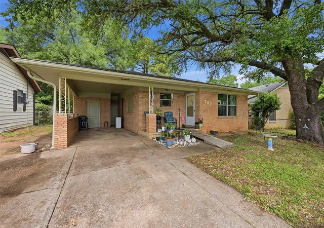 Photo 3 of Single family home for sale at 707 W Brock St, Denison, TX 75020 | MLS# 21254272 | Listing updated on 2026-07-05