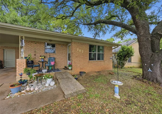 Photo 3 of Single family home for sale at 707 W Brock St, Denison, TX 75020 | MLS# 21254272 | Listing updated on 2026-07-05