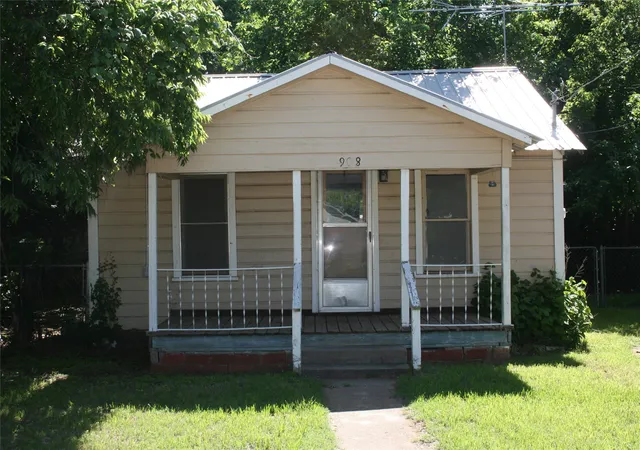 Photo 1 of Single family home for sale at 908 Franklin St, Weatherford, TX 76086 | MLS# 21256012 | Listing updated on 2026-09-30