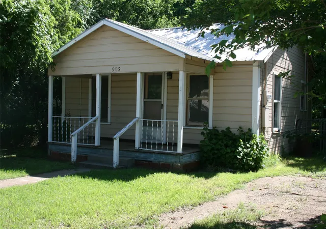 Photo 2 of Single family home for sale at 908 Franklin St, Weatherford, TX 76086 | MLS# 21256012 | Listing updated on 2026-09-30